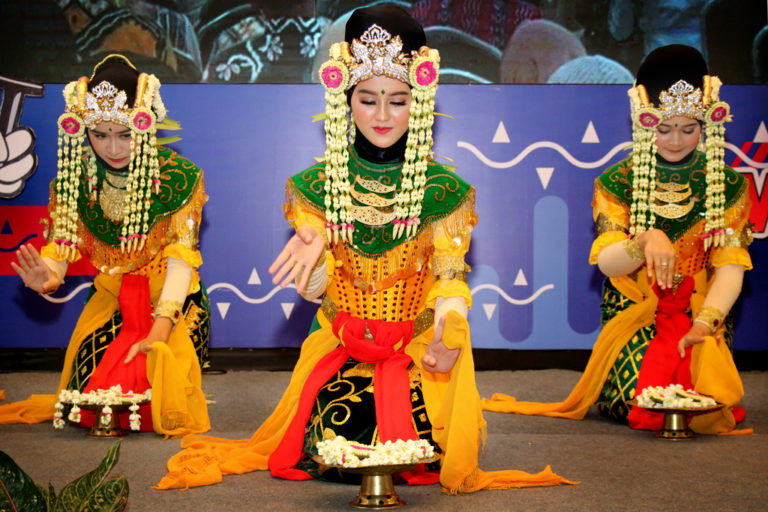 Tari Baksa Kembang